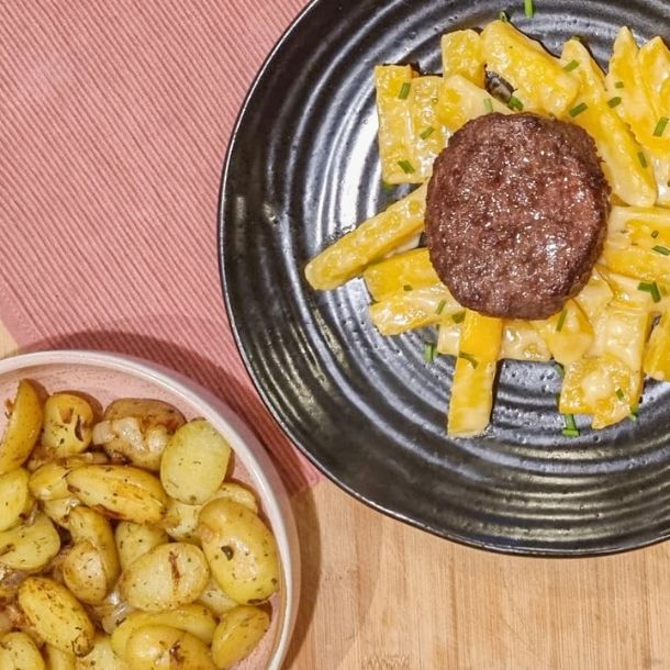  Koolraap in roomsaus met een hamburger en krieltjes 