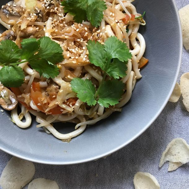  Vegetarische groenteroerbak met noedels en sesamzaad 