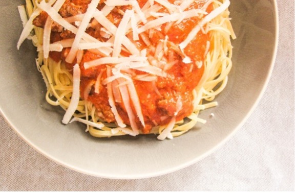 Spaghetti met runderreepjes en verse tomatensaus