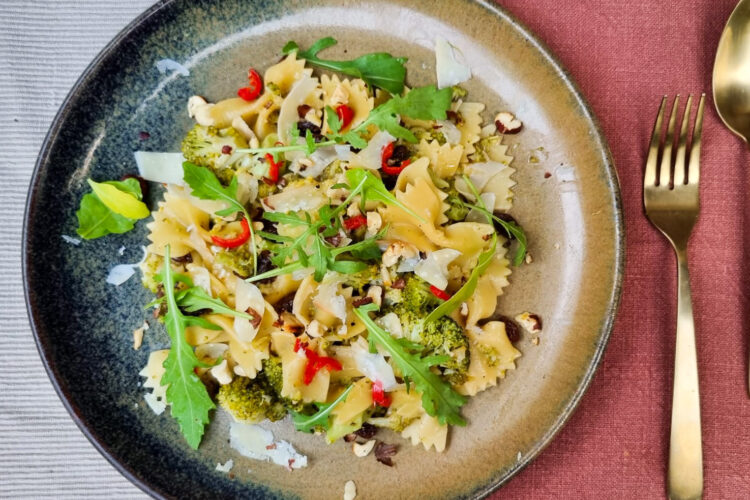 Gevulde pasta met broccoli, rozijnen en rucola