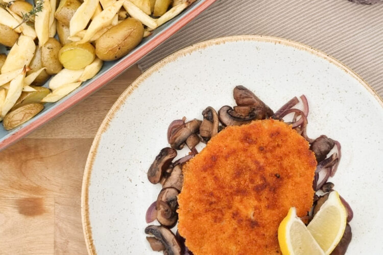 Schnitzel met pastinaak, frisse champignons en uien ovenschotel schuin-vierkant
