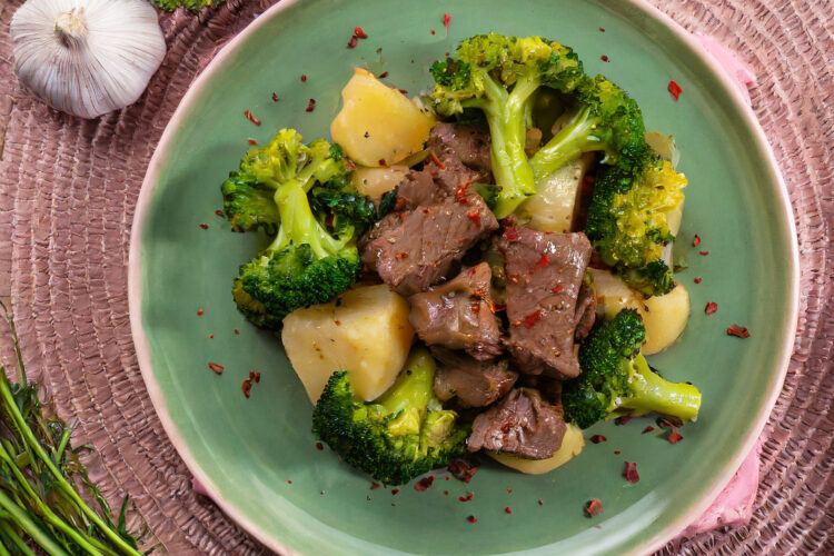 Roergebakken bieflapjes met sugarsnaps en broccoli