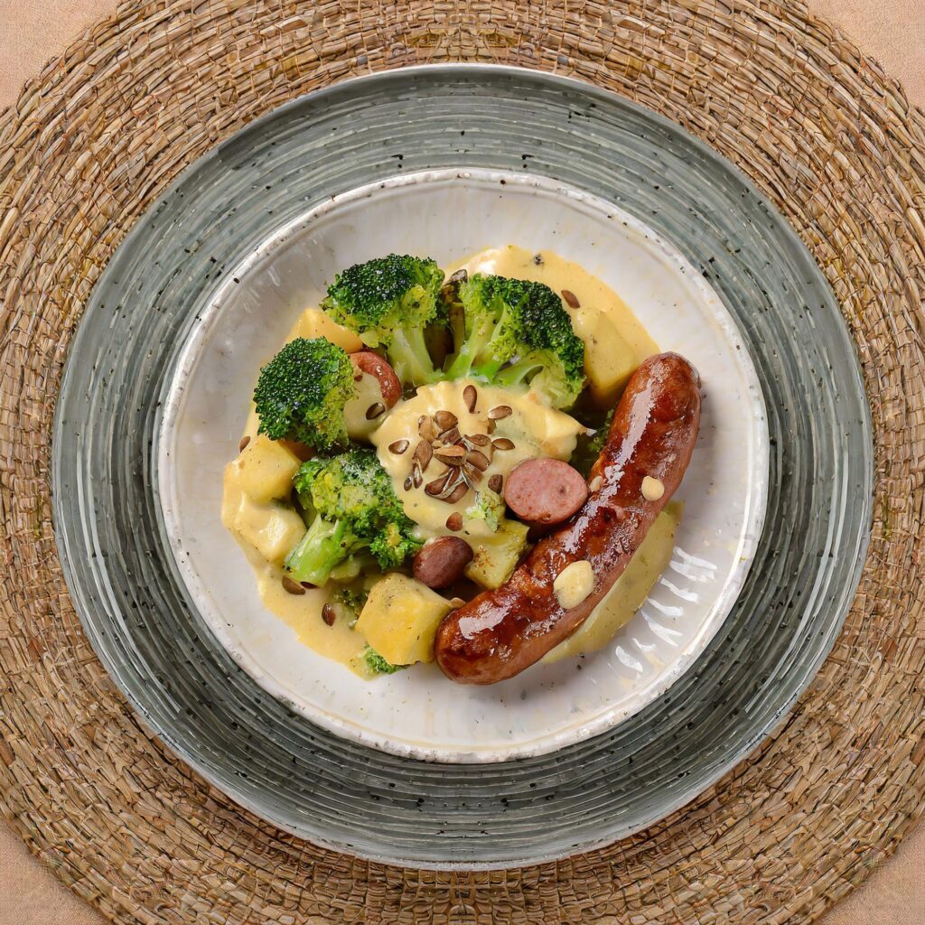 Ovenschotel van broccoli met een kerrie-kaassaus en een rundersaucijsje