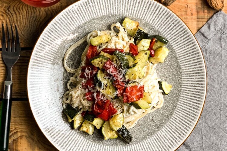 Spaghetti met geroosterde groenten en witte pesto