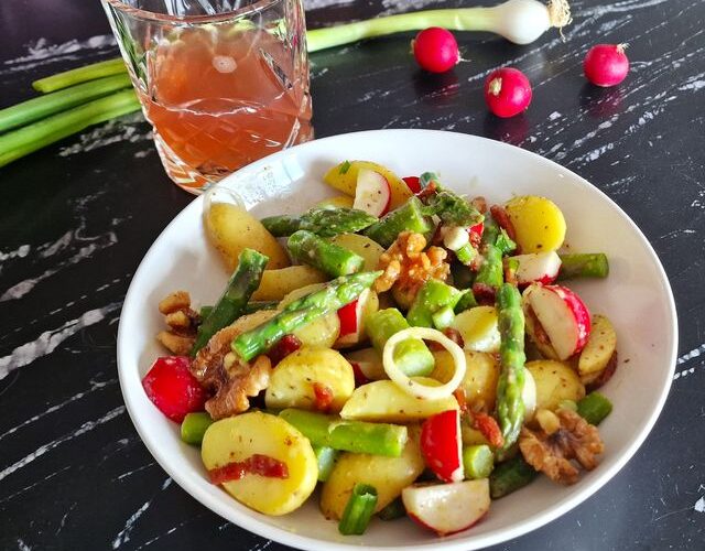 Maaltijdsalade met groene asperges en een honing-mosterd dressing