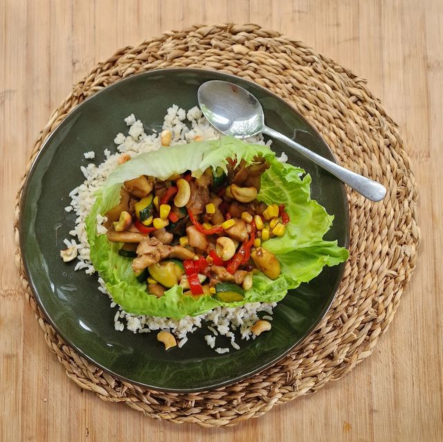 Scharrelhoen dijfilet met een salade en zilvervliesrijst