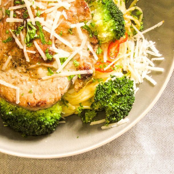 Alternatieve pasta carbonara met hamlappen, broccoli en pittige kaas