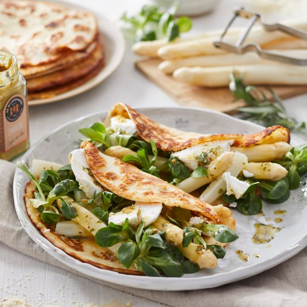 Amandelflensjes met asperges, geitenkaas, veldsla & honing-dragondressing