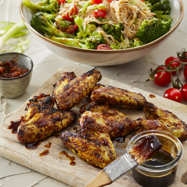 Deze BBQ-hoenderkluifjes zijn onweerstaanbaar lekker: sappig vlees met een kruidige kerriemarinade en een plakkerige honing-sojaglaze