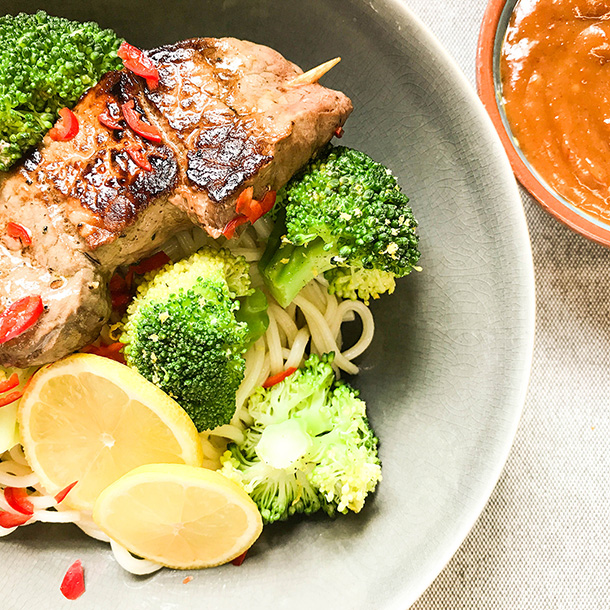 Biefsaté met citroenbroccoli en rijstnoedels