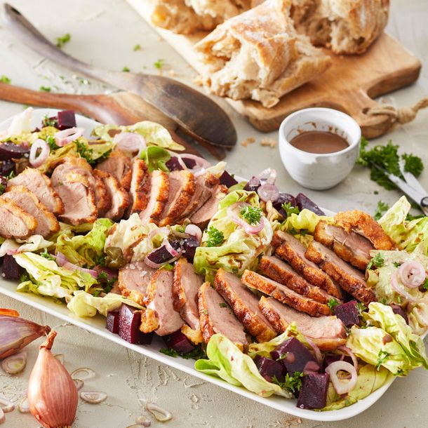 Bietjes-maaltijdsalade met eendenborst, kappertjes & balsamicodressing