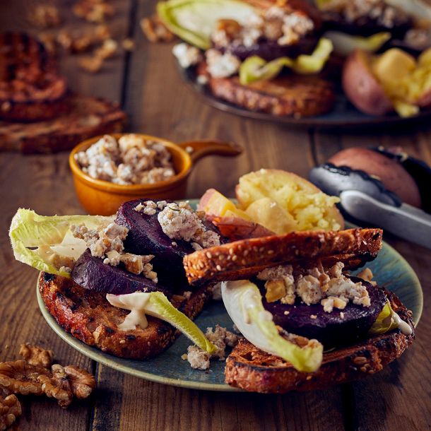 Bietjesburgers, geitenkaas met walnoten, witlof & aardappels in de schil