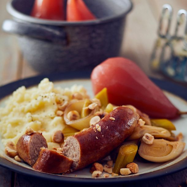 Biologische Neijmeijer sausijsjes met prei en hazelnoten, snel gestoofde peer & aardappelpuree