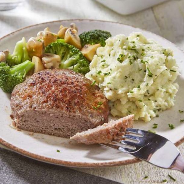 Broccoli met champignonroomsaus en een hamburger