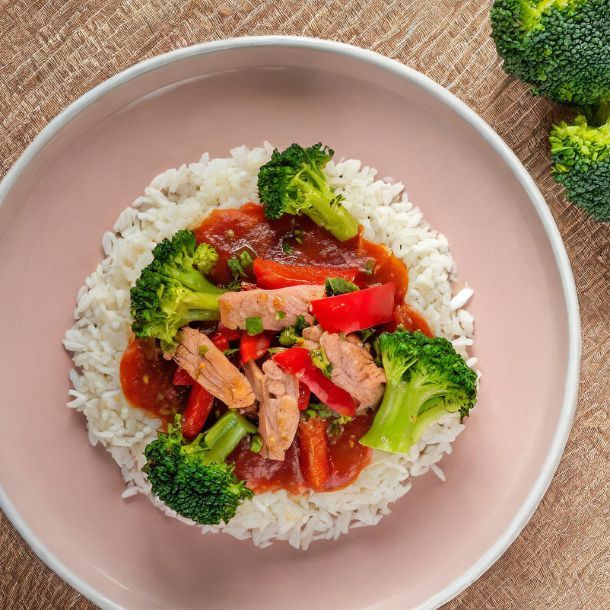 Broccoli uit de wok met schnitzelreepjes en rijst