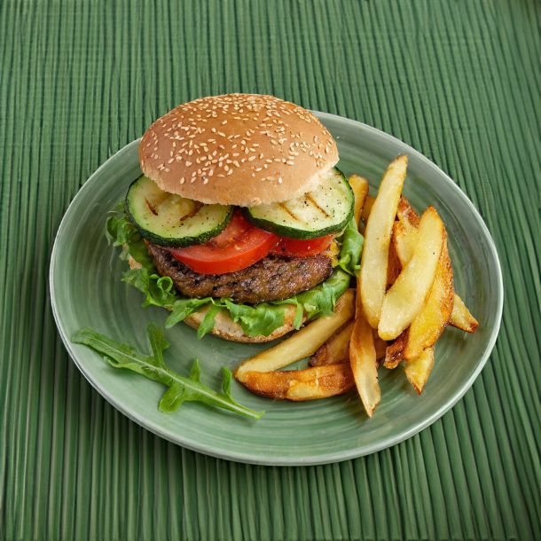 Broodje hamburger met gegrilde groenten en ovenfrites  