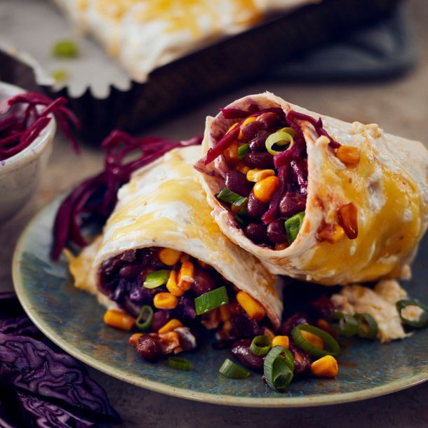 Burrito’s met kidneybonen, maïs, knapperige rode kool, & geraspte komijnekaas