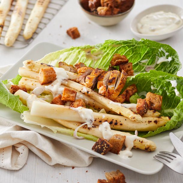 Caesarsalade met gegrilde asperges, verse croutons & polderhoendijfilet