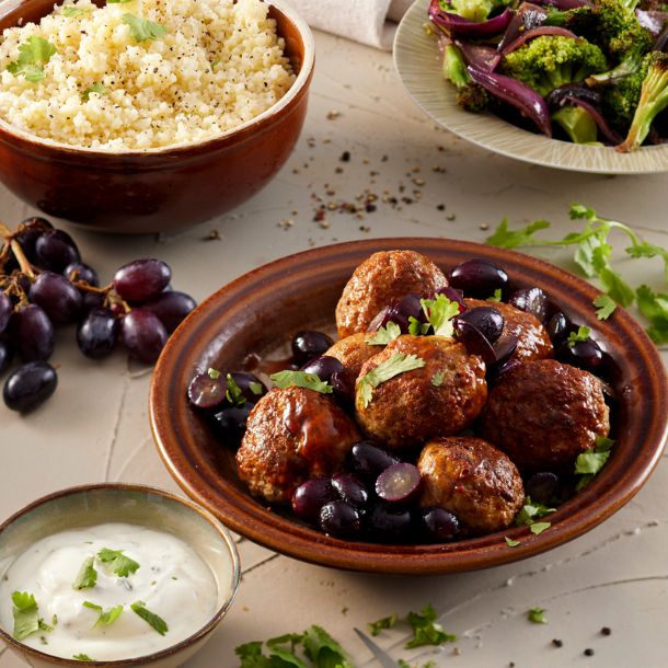 Cajun gehaktballen met rode ui, gebakken druiven, broccoli & bulgur
