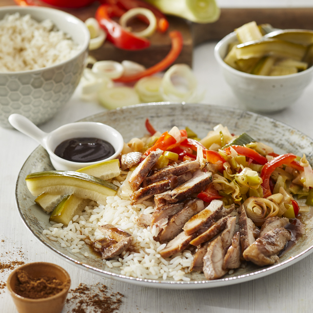 Five spice polderhoendijfilets met hoisinsaus, prei met paprika, witte rijst & zoet-zure komkommer