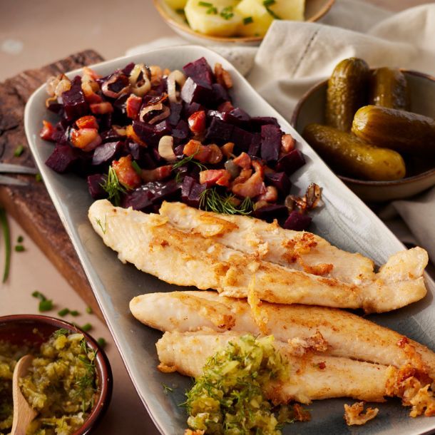 Gebakken Pangasius met bietjes en zoetzure augurk-dillesalsa