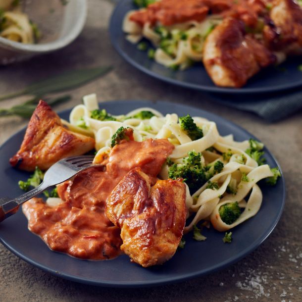 Gebakken kipfilet, tagliatelle met broccoli & salie-tomatensaus