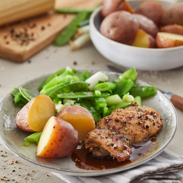 Gebakken polderhoenfilet met 4 seizoenen peper, gekookte roseval aardappels & peultjes met lente-ui
