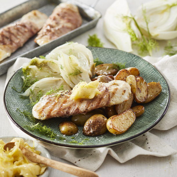 Gegrilde heekfilet met rauwe ham, citroenboter, venkel en gebakken krieltjes