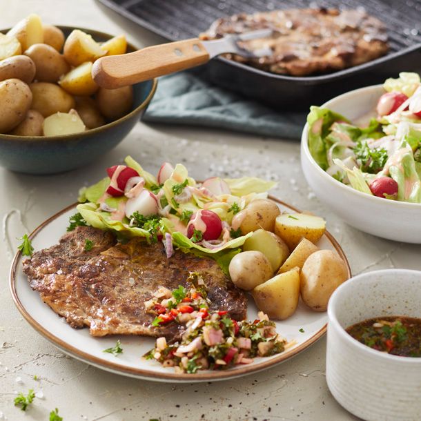 Gegrilde karbonades met chimichurri, Botersla met radijs & krieltjes in de schil