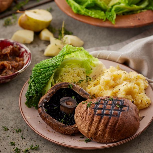 Gegrilde portobello, groene kool, polenta, & appel tijmchutney