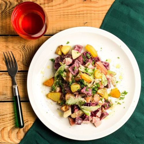 Gegrilde scharrelhoen met een frisse aardappel-bietensalade