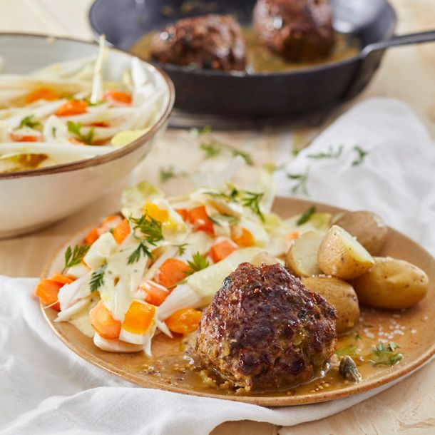 Gehaktballen met kappertjes en peterselie, witlof-wortelsalade & gekookte nieuwe aardappels
