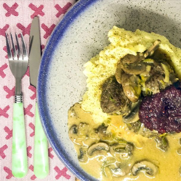 Gehaktballetjes met champignonsaus, cranberry en aardappelpuree
