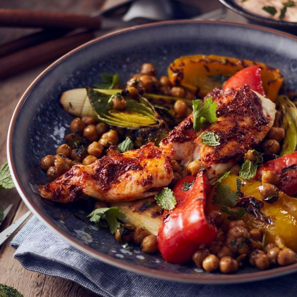Gestoomde heekfilet met harissa & gegrilde paprika met kikkererwten, prei en yoghurt-topping