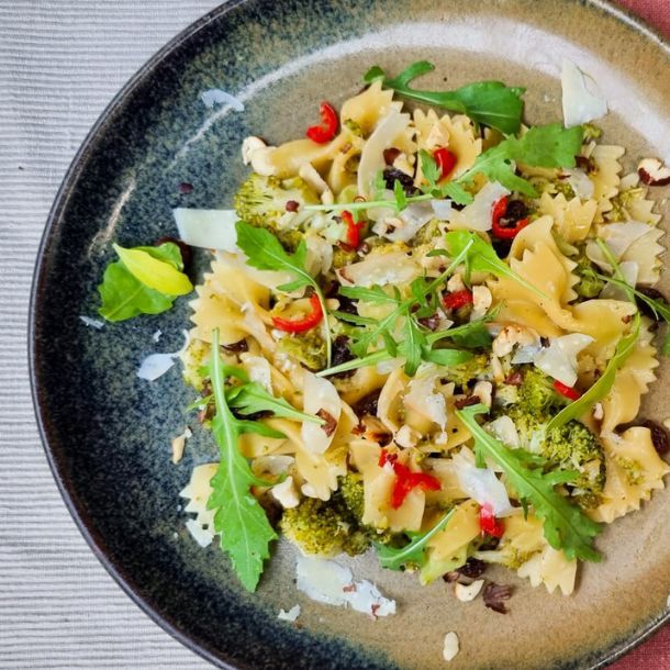 Gevulde pasta met broccoli, rozijnen en rucola