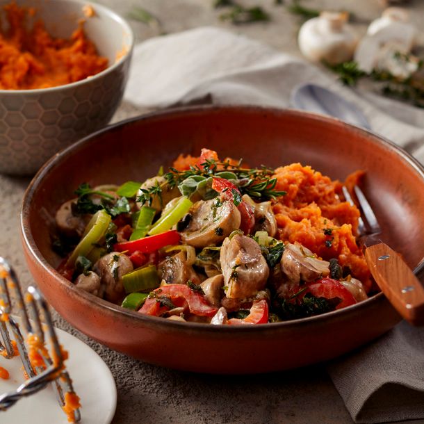 Gewokte champignons met paprika, Italiaanse kruiden & fijne zoete aardappelpuree
