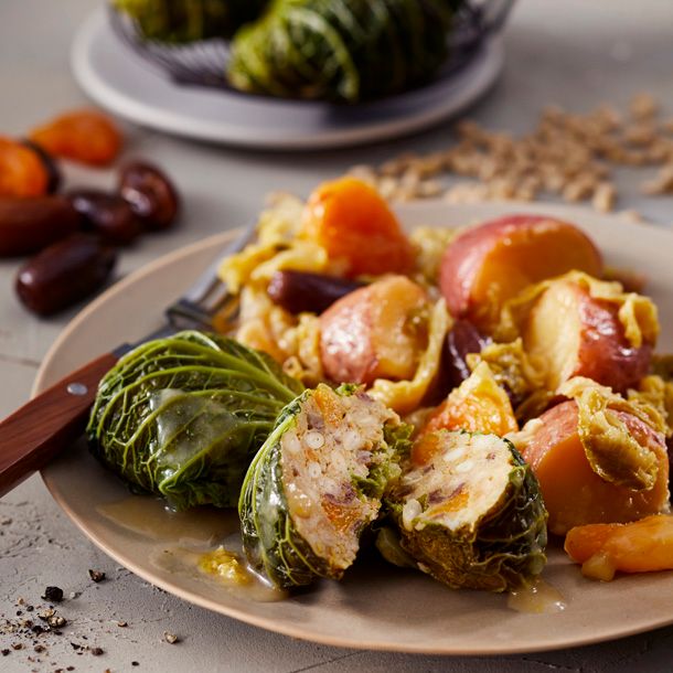 Groene kool-hoenpakketjes met gedroogde abrikozen, dadels, pijnboompitjes & mee gestoofde aardappels