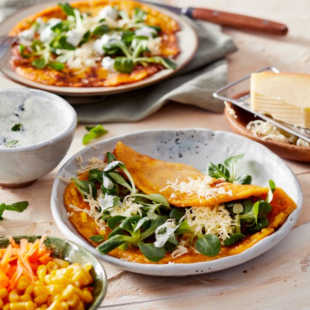 Hartige wortel-pannenkoeken met maïs, jong belegen kaas, veldsla & muntdressing