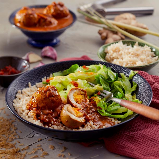 Kerrie masala-eieren met spitskool & rijst