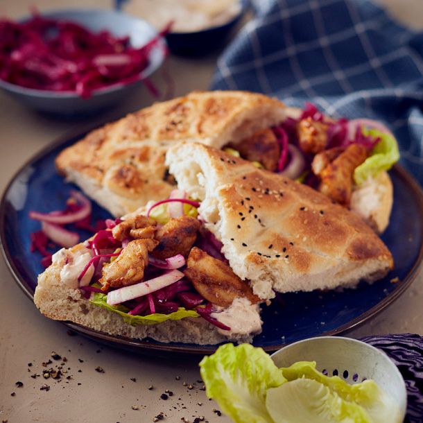 Kipkebab met tahina-yoghurtsaus, wintersalade & Turks brood