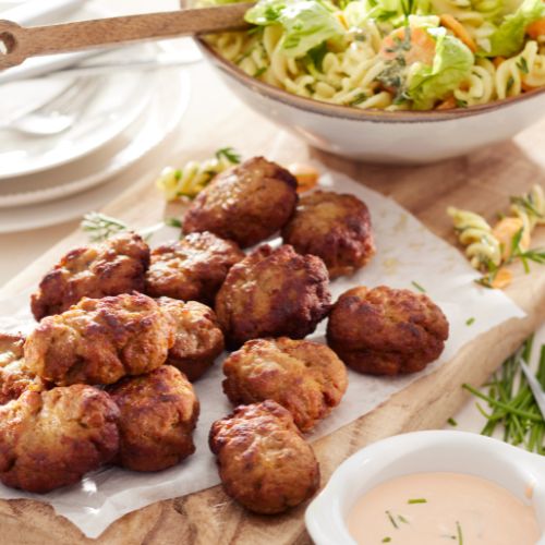Kipnuggets met wortel-macaronisalade
