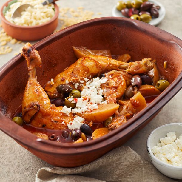 Kippenbouten uit de römertopf (of ovenschaal) met knolraapjes, olijven, feta & orzo