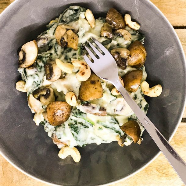 Knapperige spinaziestamppot met paddenstoelen, feta, cashewnoten en munt