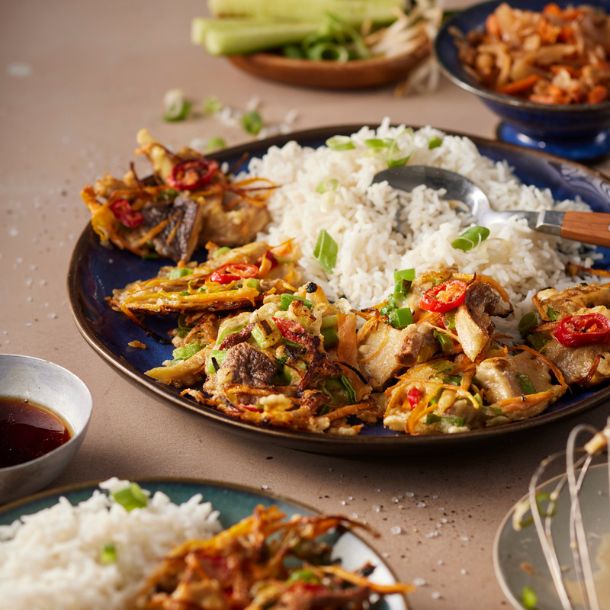 Koreaanse groente en paddenstoelenkoekjes met kimchi & taugé-komkommersalade