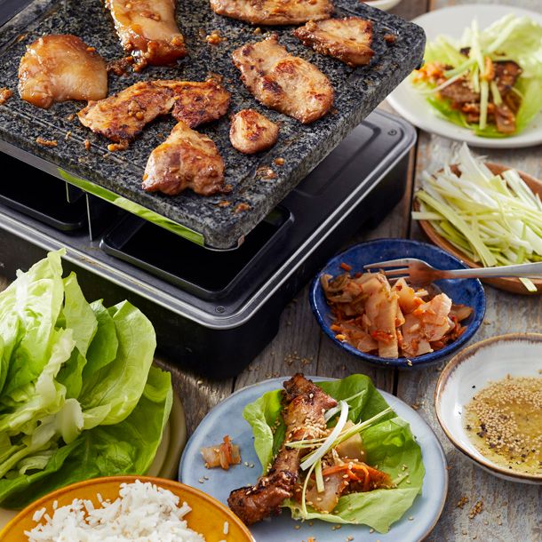 Koreaanse gourmette met gemarineerd hoenfilet, kimchi, prei, sla, rijst & sesamdip