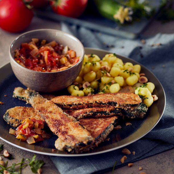 Krokante courgetteschnitzels met warme tomatensalsa & gnocchi met noten