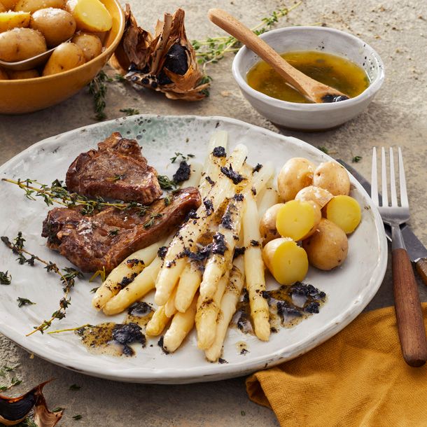 Lamskoteletjes & asperges met zwarte knoflookboter en nieuwe krieltjes
