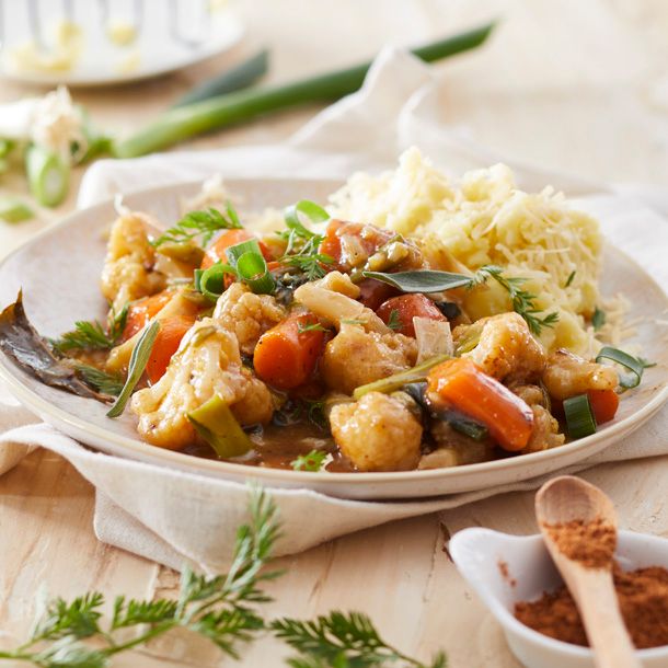 Lente-uihachee met jonge worteltjes, bloemkool, verse salie & aardappel-kaaspuree