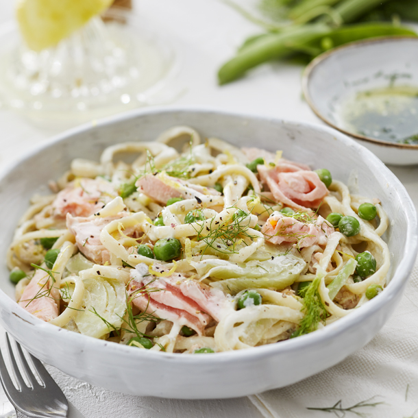 Linguine met zalm, venkel, doperwten & romige citroensaus