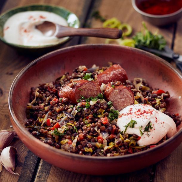 Linzen met gebakken rookworst & luchtige paprika-yoghurtroom